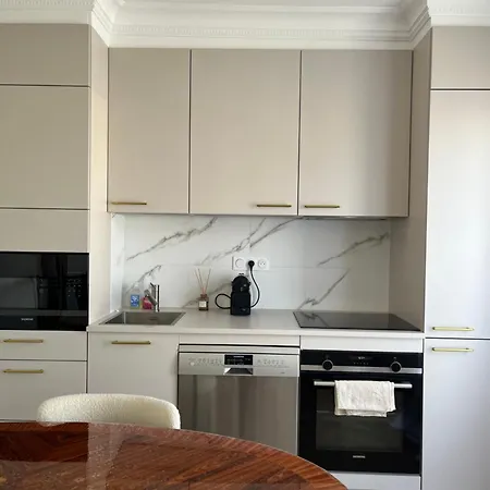 Apartment Cosy Apt With Balcony - 2 Minutes From Metro Station