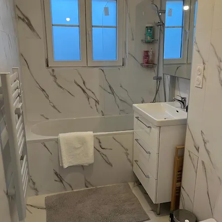 Cosy Apt With Balcony - 2 Minutes From Metro Station Apartment *